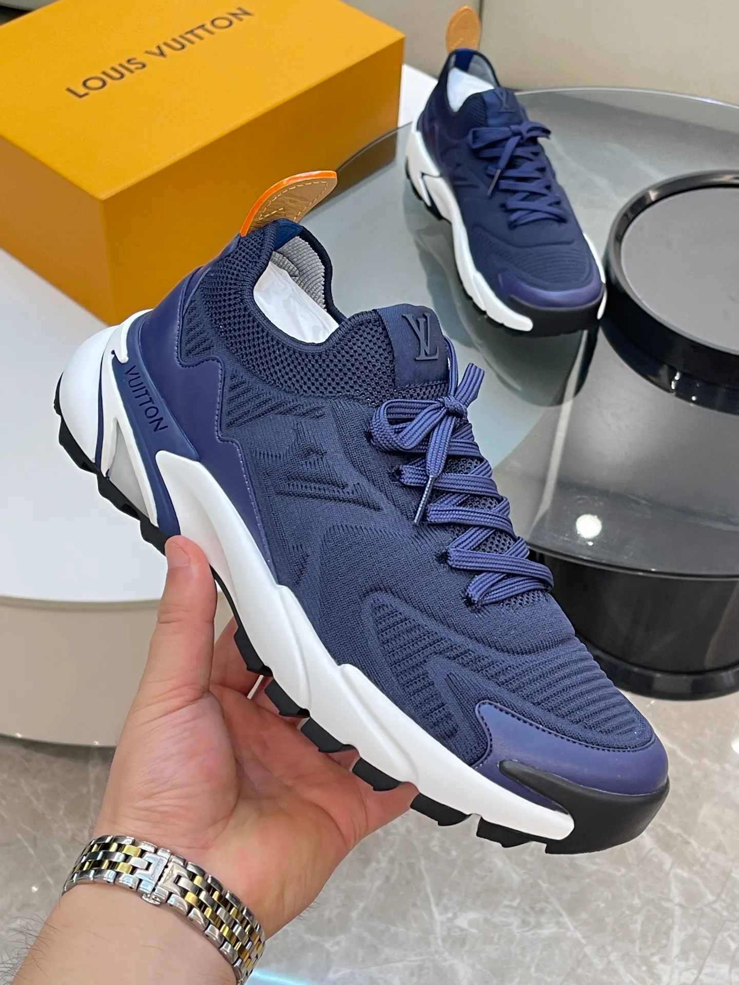 [L Home] Top P: 700💰 Size: 39-44 (customized at 38.45.46) LV Donkey Brand Louis Vuitton RUNNER TATIC new men's sneakers This LV Runner Tatic sneaker uses a whole piece of technical knitting to create an easy-to-take-off design, and then outlines the upper with cow leather trim. The LV logo on the side releases a dynamic atmosphere between the textures, the leather back strap is shaped like the handle fastener of the Louis Vuitton leather goods series, and the lightweight and wear-resistant two-tone rubber sole completes the whole. The toe and heel wrap details continue to provide comfortable fabric foot support, creating a stylish and stylish upper! Comes with full original packaging!
